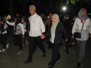 Gandeng Siti Atikoh, Ganjar Jalan Kaki ke Puncak Acara Waisak 2567 BE