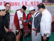 Tokoh NU Sumut Beri Raja Ulos untuk Ganjar