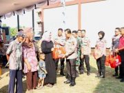 Terima Bansos Hari Bhayangkara, Bu Arwidah: Ringankan Beban Kami