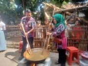 Atraksi ” Ngudak Bubur” Warnai Festival Kuliner Sedekah Bumi Desa Petekeyan