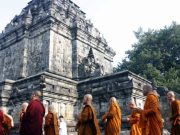 Api Dharma Waisak Disakralkan di Candi Mendut api dharma