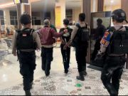Gagal Mencuri, Tukang Parkir Ditangkap Polisi Tim Samapta Polresta Surakarta tengah menggelandang terduga pelaku pencurian Rumah Ikan Solo ke Mapolresta setempat. (Dok/RestaSka)