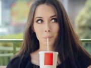 Benarkah Minum Menggunakan Sedotan Bisa Bikin Gigi Keropos? Simak!