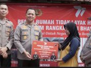 Warsiah Terisak saat Polres Jepara Bantu Bangun Rumah Miliknya yang Rusak