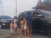 Mobil Ganjar Dicegat Anak-Anak di Pengkol Grobogan, Naomi Minta Krayon Dikasih Boneka