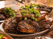 Jangan Makan Secara Berlebihan! Ini 4 Hal Penyebab Sakit Perut Setelah Makan Daging