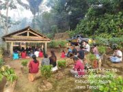 Jelang Waisak, Polsek Pakis Aji Bersama Pengurus Vihara Bersihkan Makam, Kaspari : Terima Kasih Polri