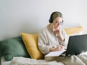 Dapat Menyebabkan Masalah Punggung, Ini 3 Bahaya Akibat Terlalu Sering Memangku Laptop