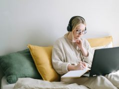 Dapat Menyebabkan Masalah Punggung, Ini 3 Bahaya Akibat Terlalu Sering Memangku Laptop