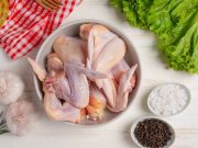 Cegah Bakteri Baik Hilang, Ini 3 Tips Mencairkan Daging Ayam Beku Dengan Benar