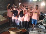 Relawan Mak Ganjar Tebar Manfaat di Kudus, Latih Warga Buat Cemilan