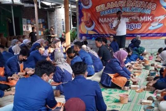 Mahasiswa Psikologi USM KKL ke Pusat Pelatihan Pembuatan Grabah ”Nangsib” Kasongan Yogyakarta