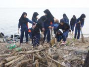 Perkuat Gaya Hidup Berkelanjutan, SMAN 1 Tahunan Bersihkan Pantai Semat