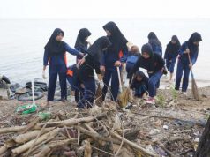 Perkuat Gaya Hidup Berkelanjutan, SMAN 1 Tahunan Bersihkan Pantai Semat