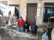 Berhasil Masuk Rumah Milik Ayahnya yang selama ini Dikuasai Pihak Lain, Tiga Anak Yatim di Jepara Sujud Syukur