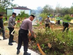 Bersama Warga, TNI-Polri Kerja Bakti Bersihkan TPU Wonodadi