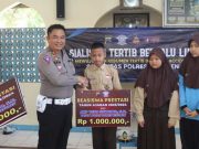 Kasat Lantas Polres Kebumen Beri Beasiswa Tiga Siswa Yatim Piatu