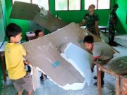 Para Siswa dan Tentara Kerja Bakti Bersihkan Reruntuhan Akibat Gempa