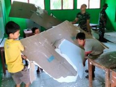 Para Siswa dan Tentara Kerja Bakti Bersihkan Reruntuhan Akibat Gempa