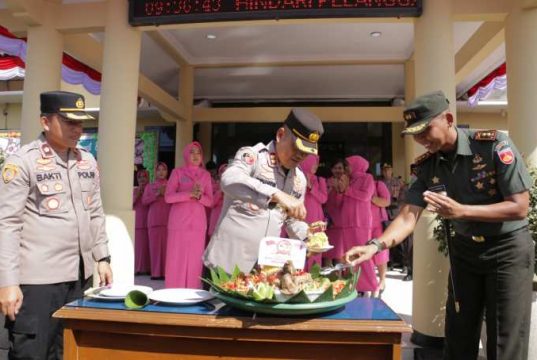 Dansecata Gombong dan Personel TNI Beri Selamat ke Polres Kebumen