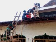 Babinsa dan Warga Perbaiki Masjid yang Rusak karena Gempa