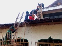 Babinsa dan Warga Perbaiki Masjid yang Rusak karena Gempa