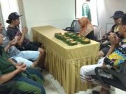 Komunitas Pendengar Radio di Blora Suran dengan Makan Nasi Urap Diwadahi Takir