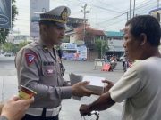 Jumat Berkah, Satlantas Polres Pekalongan Kota Bagikan Nasi Kotak