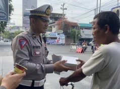 Jumat Berkah, Satlantas Polres Pekalongan Kota Bagikan Nasi Kotak