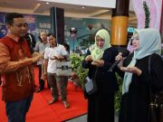 Walikota Pekalongan Bagikan Lopis di Banjarmasin