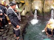 Ruwat Bumi Wisata Guci Mandikan Kambing Kendit