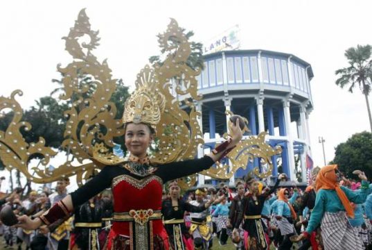 Meriahkan HUT ke-77 Bhayangkara, Tarian Massal ‘Sluku-Sluku Bathok’ Masuk Rekor MURI Tarian sluku-sluku bathok