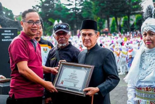 Disaksikan Penciptanya, Ribuan Pelajar Pentas “Tari Kuntulan” Khas Kota Magelang