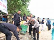 Ratusan Polisi dan Masyarakat Sinergi Bersihkan Pantai Teluk Awur, Kapolres Jepara: Ada Pesan Penting