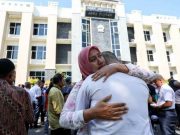 Hujan Tangis Tumpah di Halaman Depan SMKN Jateng Kampus Semarang, Ada Apa?