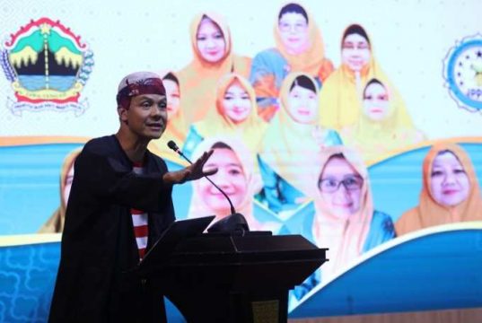 Inspirasi Perjuangan Mbah Moen dan Nyai Hajar Dewantara untuk Perempuan Pengasuh Ponpes