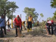 Wali Kota Semarang Bersama Warga Bersih-bersih Banjir Kanal Barat