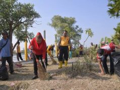 Wali Kota Semarang Bersama Warga Bersih-bersih Banjir Kanal Barat