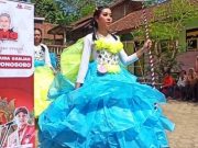 Tarik Simpati Pemilih Pemula, Relawan OMG Gelar Recycle Costume Show