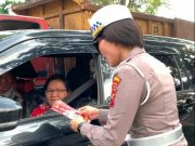 Sosialisasi Operasi Patuh Candi 2023, SatLantas Polresta Surakarta Bagikan Es Teh dan Brosur Kepada Pengendara