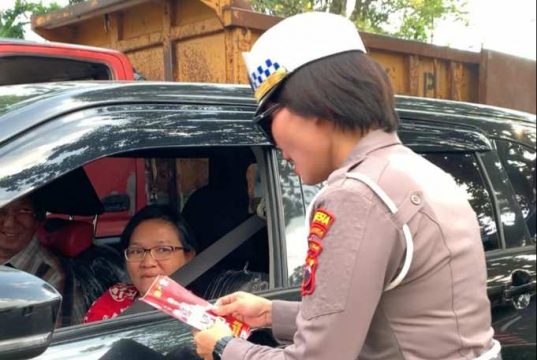 Sosialisasi Operasi Patuh Candi 2023, SatLantas Polresta Surakarta Bagikan Es Teh dan Brosur Kepada Pengendara