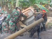 Satgas TMMD Bersama Warga Mengecor Jalan di Cangkring Tegowanu