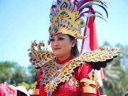 Warga Beramai-ramai Mengenakan Beragam Kostum Budaya