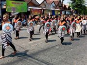 Bupati Memberikan 75 Tropi untuk Juara Karnaval Pawai Budaya