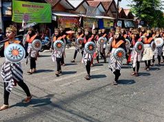 Bupati Memberikan 75 Tropi untuk Juara Karnaval Pawai Budaya