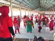 Lomba Joget ‘Regeng Gayeng’ Berbusana Daster Memakai Kacamata Gelap