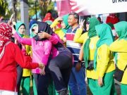 Nekat ‘Nyolot’ Nimbrung, Berebut Foto Bareng dengan Bupati