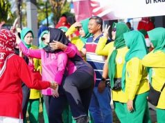 Nekat ‘Nyolot’ Nimbrung, Berebut Foto Bareng dengan Bupati