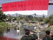 SMK Mipha Parakan Bentangkan Bendera Merah Putih Ukuran ”Raksasa”, Sambut HUT Kemerdekaan RI SMK Mipha Parakan