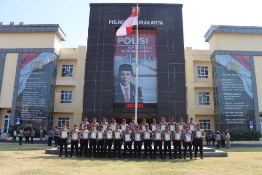 Polresta Surakarta Berikan Penghargaan untuk 35 Anggota Berprestasi
